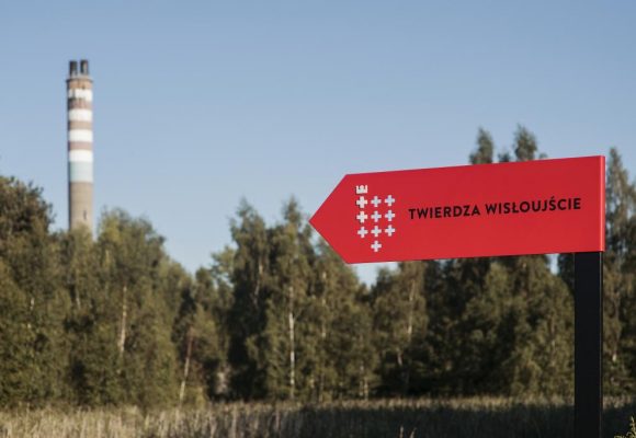 projekt oznakowania muzeum, totem informacyjny