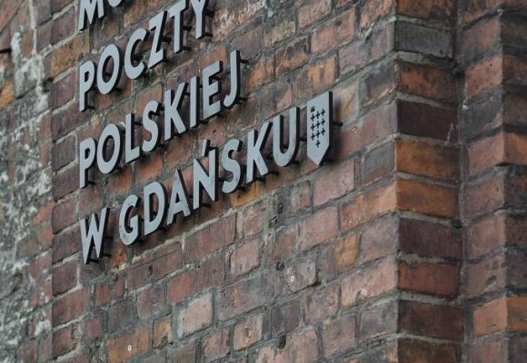 projekt oznakowania muzeum, totem informacyjny